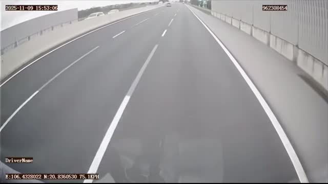 hien-chua-co-thong-tin-ve-tinh-trang-cua-nguoi-di-xe-lexus-bi-lat-nghieng-nguon-video-giao-thong-van-minh-1762742501.mp4