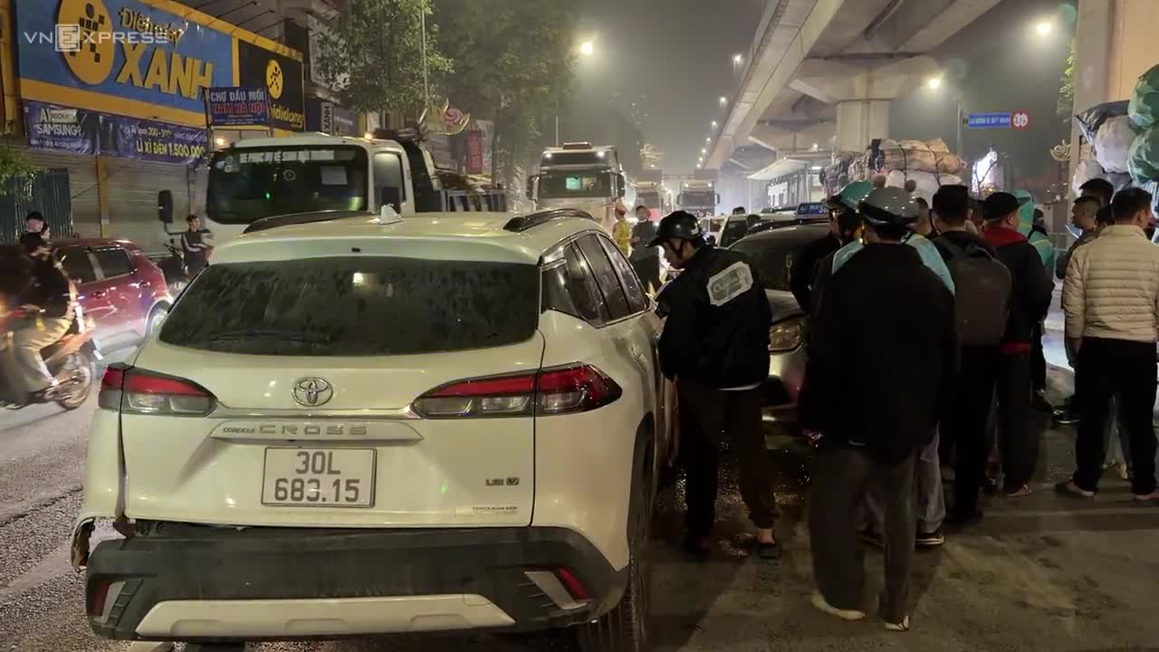 hien-truong-o-to-chay-nguoc-chieu-dam-4-xe-con-tren-duong-quang-trung-1770858837.mp4