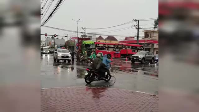 hien-truong-vu-tai-nan-giua-xe-khach-va-container-khien-4-nguoi-bi-thuong-o-binh-duong-1748491264.mp4