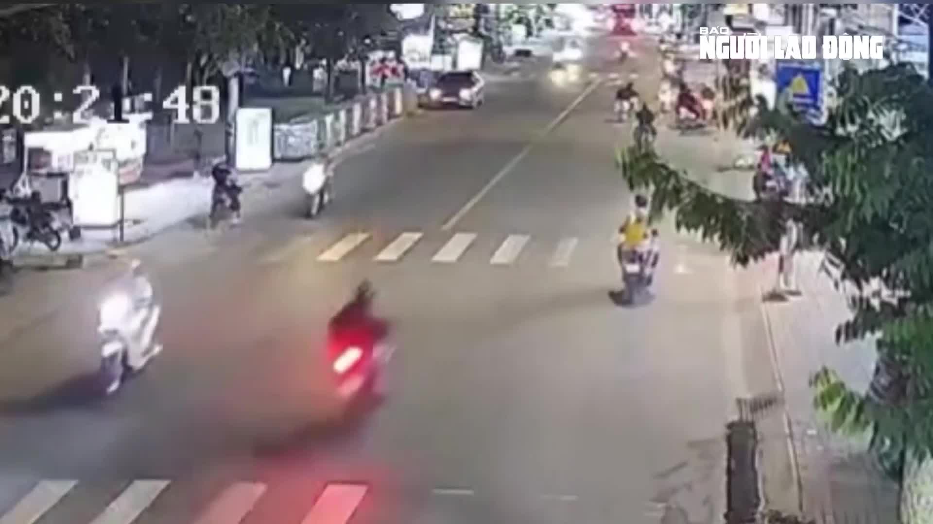 hien-truong-vu-tai-nan-khien-1-nguoi-dan-ong-tu-vong-3-nguoi-bi-thuong-o-tphcm-1763210331.mp4
