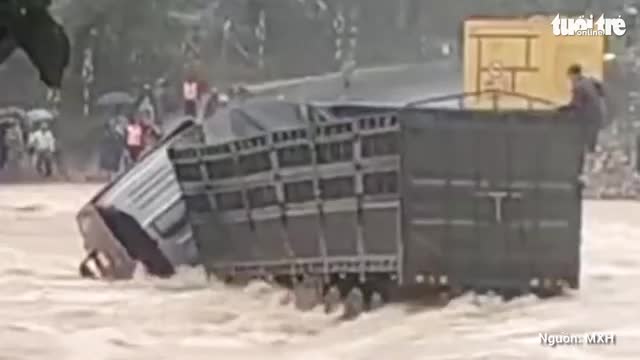 hinh-anh-cuoi-cua-tai-xe-xe-dau-keo-truoc-khi-bi-lu-cuon-mat-tich-khi-qua-cau-tran-tuoi-tre-online-1763537837.mp4