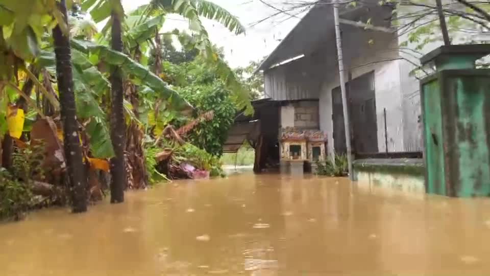 hinh-anh-moi-nhat-tai-tp-hue-khi-nuoc-lu-bua-vay-1761798089.mp4