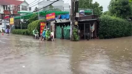 hoan-luu-bao-matmo-gay-mua-lon-nhieu-tuyen-pho-ha-noi-ngap-sau-1-1759796403.mp4