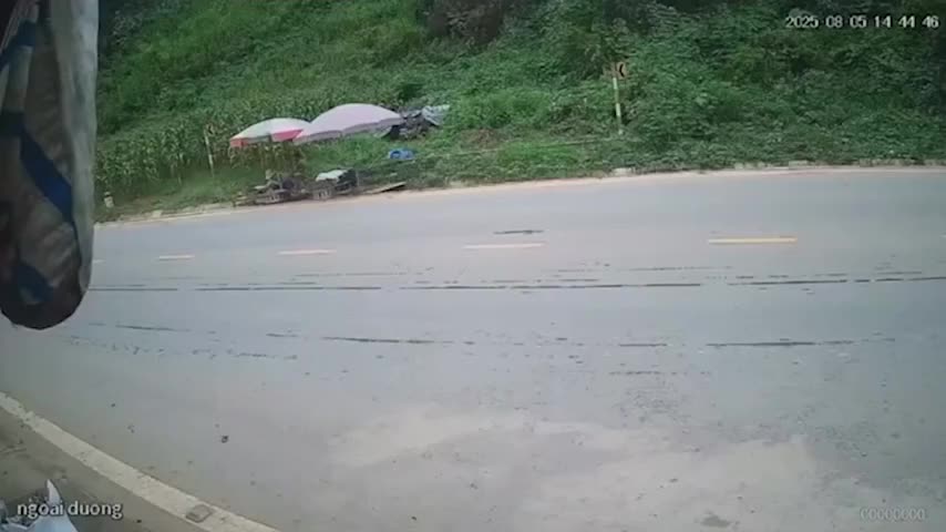 hoang-hon-canh-xe-tai-lat-tren-quoc-lo-va-trung-nguoi-ban-hang-ven-duong-1754454345.mp4