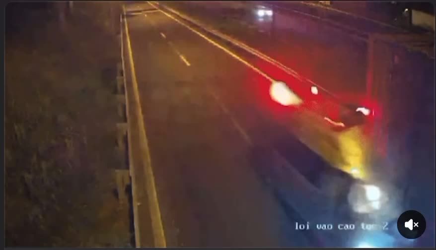 hoang-hon-khoanh-khac-xe-cuu-thuong-tong-container-tren-cao-toc-saostarvn-1766032157.mp4