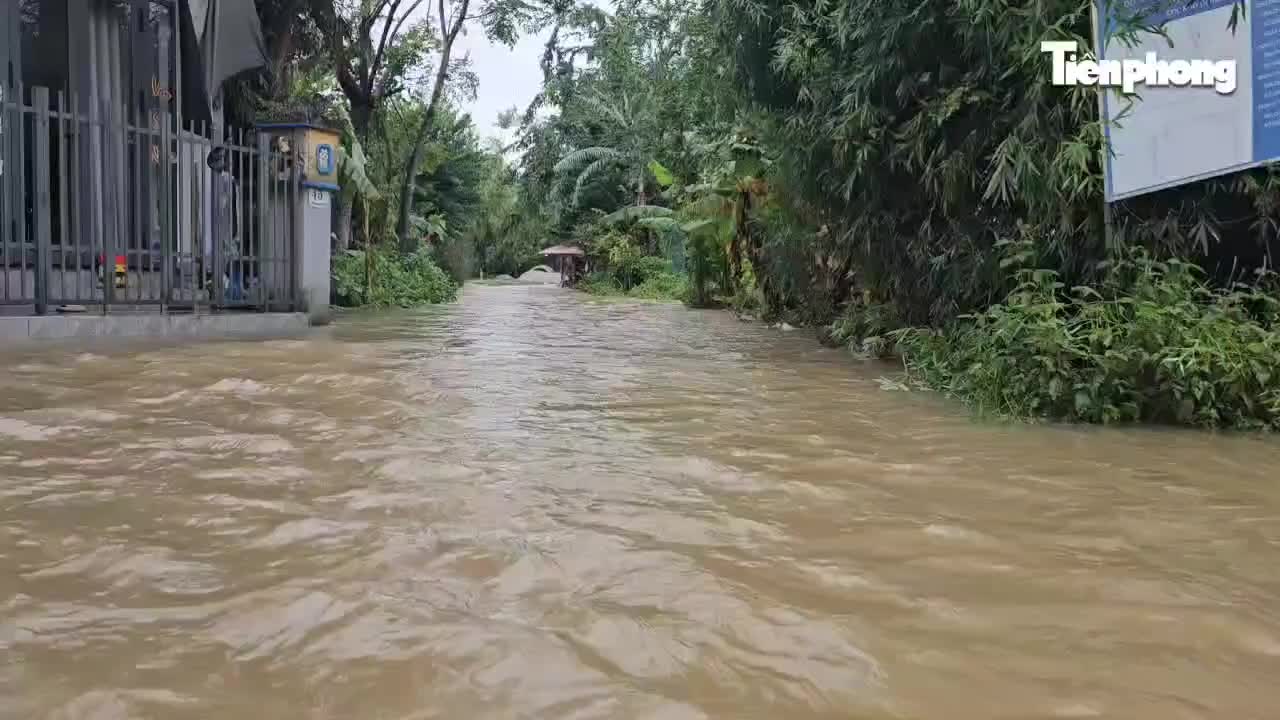 hue-ngap-lut-chua-tung-thay-tu-dau-mua-mua-bao-bao-dien-tu-tien-phong-1761536792.mp4