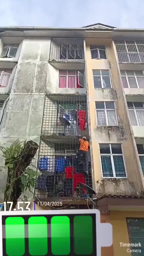 kanak-kanak-hampir-jatuh-dari-tingkat-em-1744778648.mp4