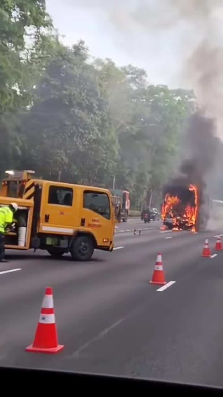 kebakaran-bas-berlaku-dekat-highway-bke-1741323397.mp4