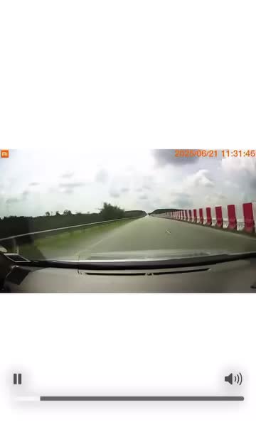 kereta-singapore-buat-hal-lagi-pada-21-6-2025-masa-11-31-pagi-lokasi-e22-senai-desaru-expressway-johor-1750732411.mp4