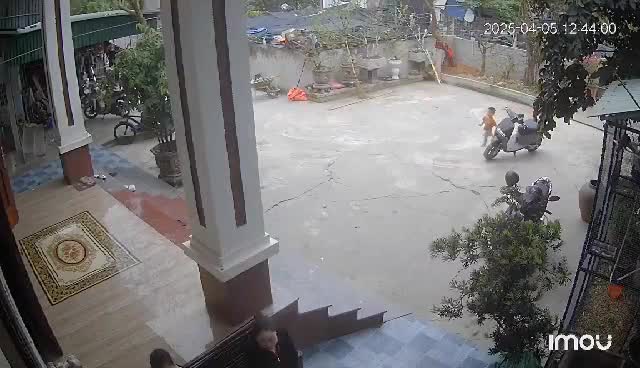 khoanh-khac-be-trai-hot-hoang-bao-tin-ban-duoi-nuoc-khien-trieu-nguoi-thot-tim-1743993126.mp4