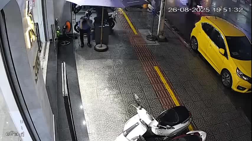khoanh-khac-ke-cuop-dap-tu-kinh-tiem-vang-pnj-o-da-nang-1756255788.mp4