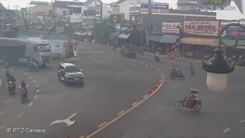 khoanh-khac-nguoi-dan-ong-bi-cuon-vao-gam-xe-dau-keo-thoat-chet-than-ky-khien-ai-cung-thot-tim-1744164065.mp4