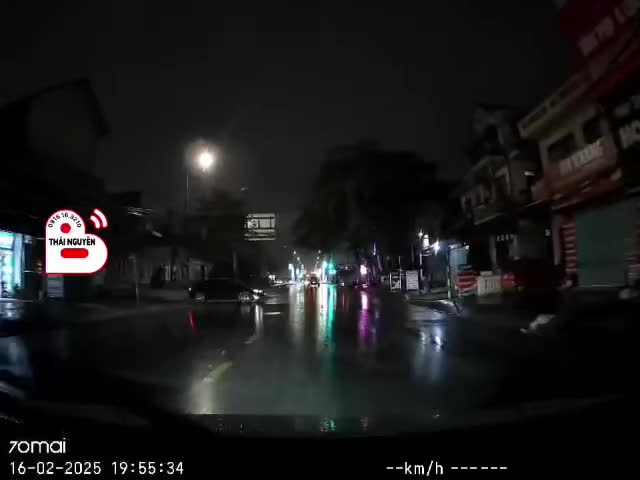 khoanh-khac-nu-tai-xe-o-to-bat-ngo-lao-sang-duong-dam-thang-vao-nha-dan-1739769630.mp4