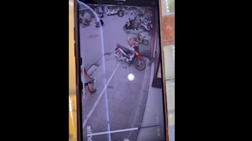 khoanh-khac-o-to-dam-hang-loat-xe-may-tren-pho-kham-thien-ha-noi-1753317274.mp4