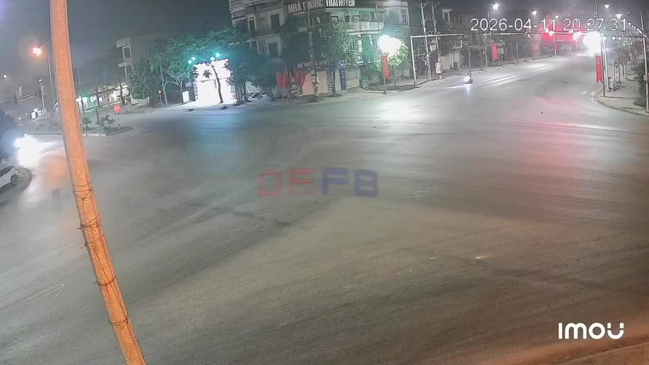 khoanh-khac-xe-cuu-thuong-cho-4-nguoi-va-cham-xe-ban-tai-roi-lat-nghieng-giua-nga-tu-1776070788.mp4