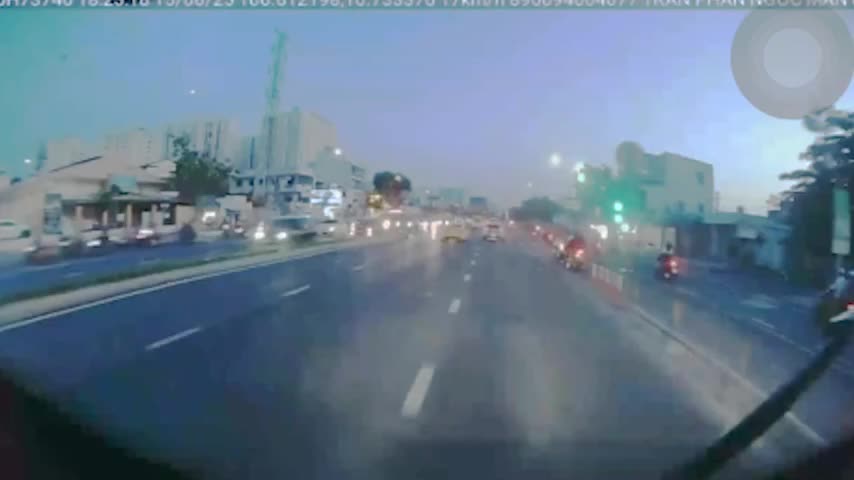 khoanh-khac-xe-jeep-lao-qua-duong-tong-chet-2-me-con-o-tp-hcm-1750079586.mp4