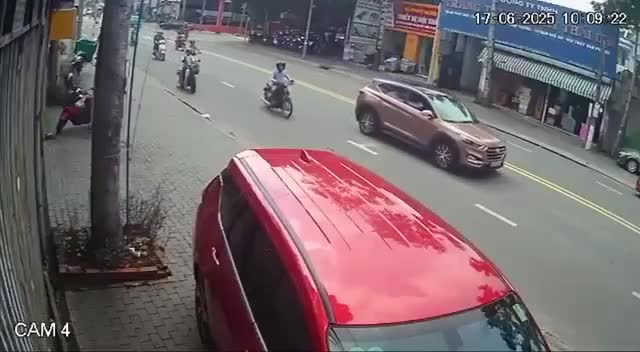 khoi-to-nguoi-dan-ong-dap-nga-nu-xe-om-cong-nghe-o-tphcm-1752498843.mp4