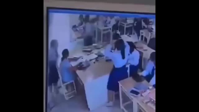 khong-hai-long-voi-diem-thi-nam-sinh-lao-toi-tan-cong-nu-giao-vien-1754926675.mp4