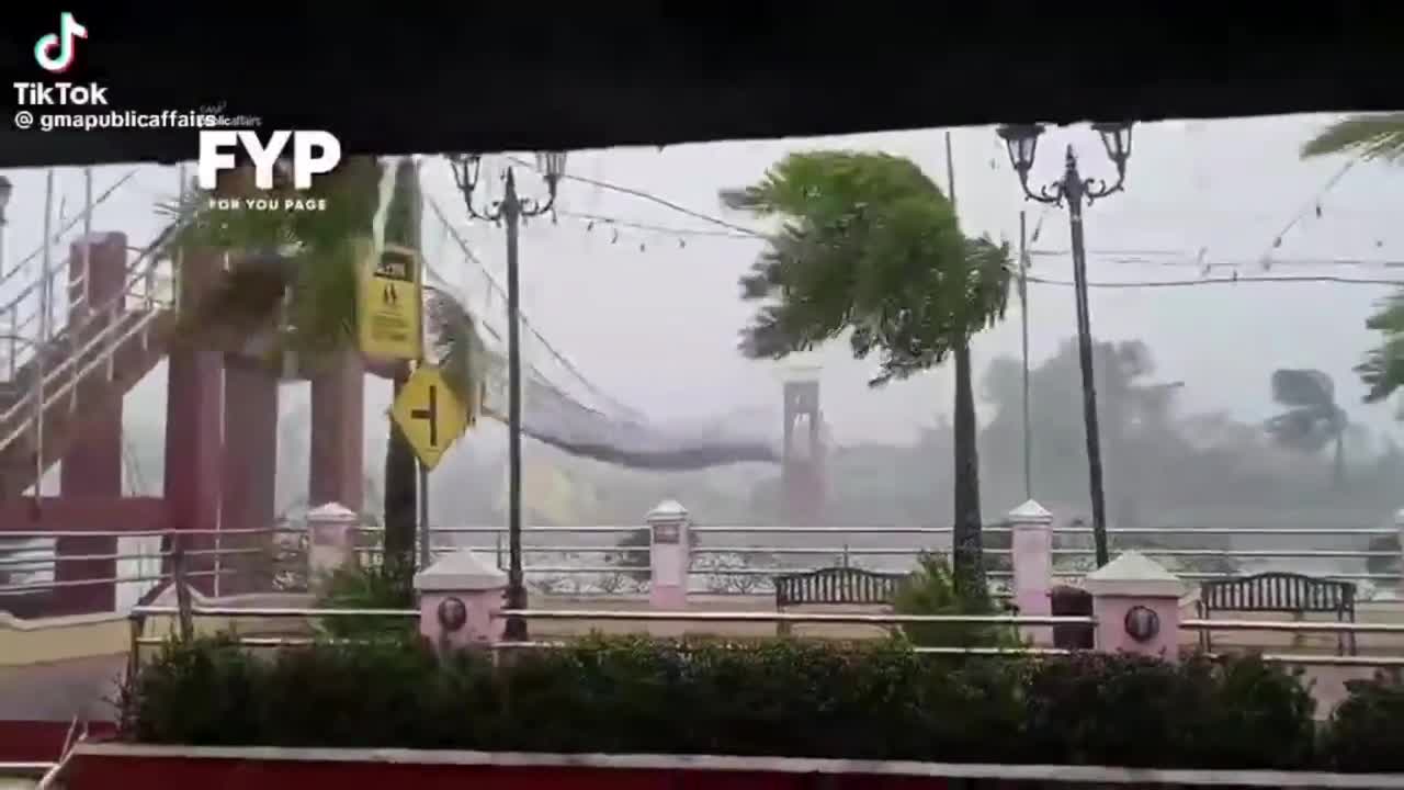 kinh-hoang-canh-cay-cau-rung-lac-du-doi-trong-sieu-bao-fung-wong-o-philippines-1762755609.mp4