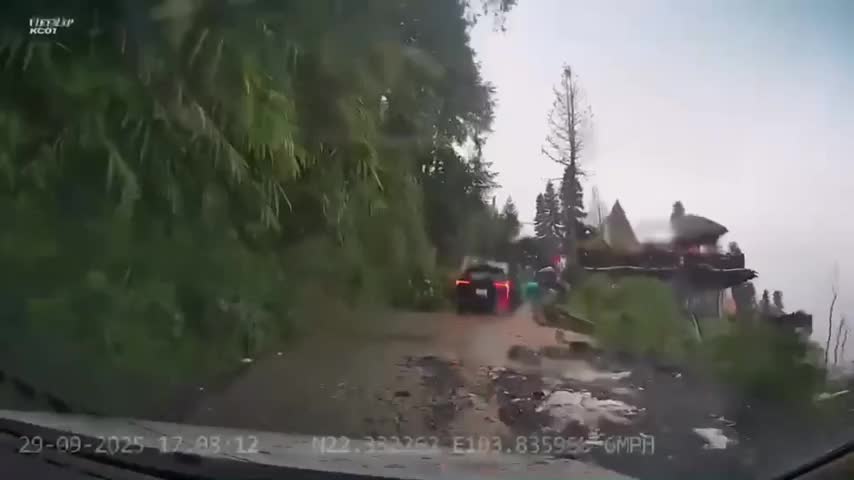 kinh-hoang-canh-dat-da-bat-ngo-sat-lo-hat-vang-o-to-con-xuong-vuc-o-lao-cai-1-1759155345.mp4
