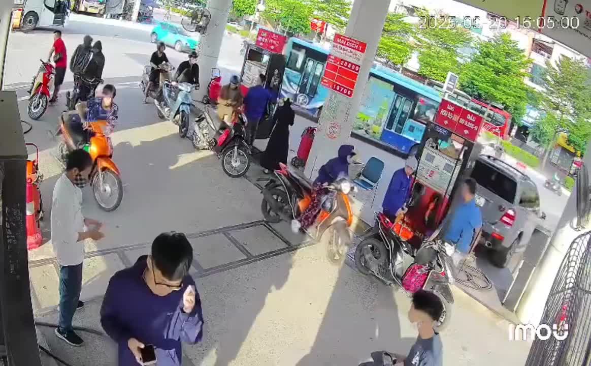 kinh-hoang-canh-mercedes-lui-trung-cot-bom-xang-lua-bung-chay-bao-trum-nguoi-va-xe-bao-dien-tu-tien-phong-1758435185.mp4