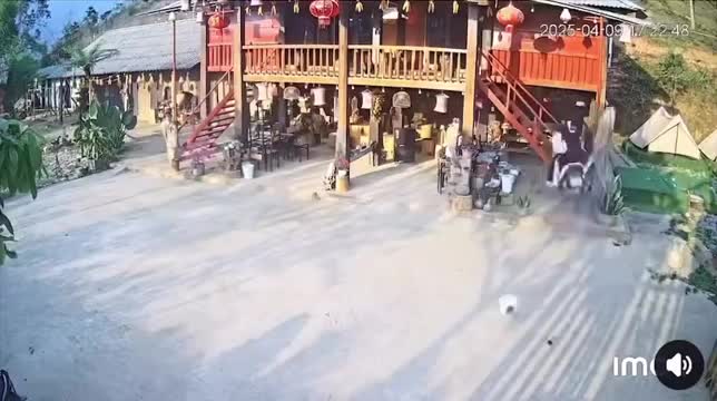 kinh-hoang-clip-xe-may-cho-doi-nam-nu-lao-nhu-ten-ban-vao-nha-san-dan-mang-do-don-su-chu-y-vao-tinh-trang-cua-co-gai-1744339185.mp4