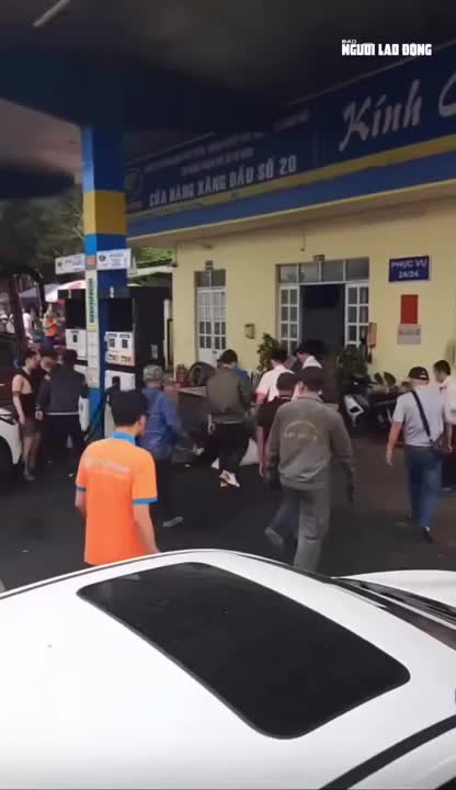 kinh-hoang-nam-thanh-nien-lao-o-to-tong-thang-vao-nhieu-nguoi-sau-cuoc-au-da-o-da-lat-1772144990.mp4