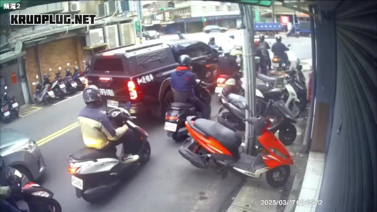 krudplug-mobile-pitbull-leaps-from-car-window-and-attacks-scooter-rider-taiwan-1742356190.mp4