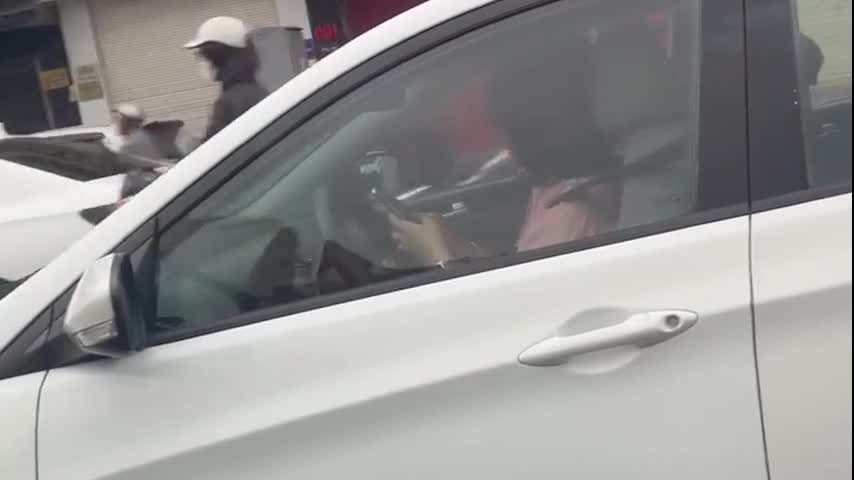 lai-o-to-van-dung-hai-tay-bam-dien-thoai-nu-tai-xe-bi-ghi-hinh-gui-csgt-xu-phat-1774312347.mp4