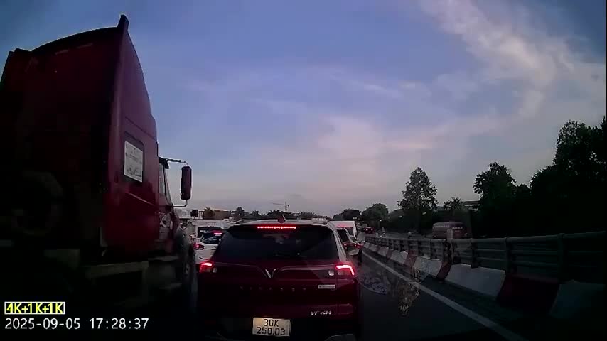 lanh-gay-hien-truong-container-ui-loat-o-to-con-tren-cau-vuot-o-ha-noi-nhan-chung-noi-gi-1757121200.mp4