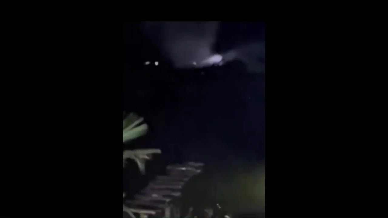 loc-xoay-thoi-bay-hang-chuc-nha-o-ca-mau-1761723800.mp4