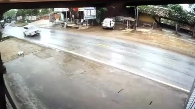 loi-ke-nguoi-thoat-chet-khi-vang-khoi-xe-khach-sau-va-cham-voi-xe-tai-1743992456.mp4