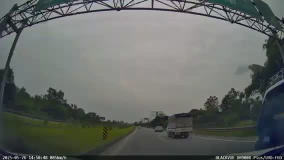 lui-xe-tren-cao-toc-ha-noi-thai-nguyen-bi-phat-35-trieu-tru-10-diem-gplx-1748419959.mp4