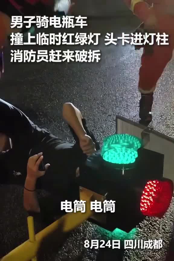 mac-ket-dau-trong-den-giao-thong-40-phut-nguoi-dan-ong-van-binh-tinh-luot-dien-thoai-cho-cuu-ho-1758859263.mp4