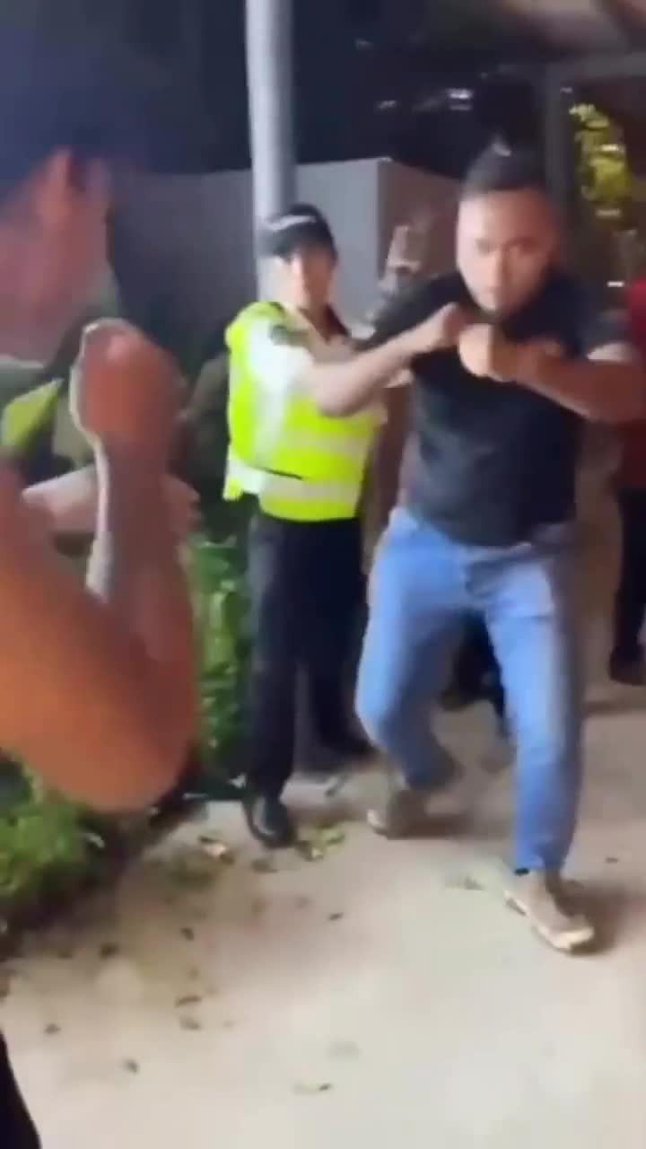 malaysian-mma-champ-knocks-out-security-guard-r-bolehland-1752739607.mp4