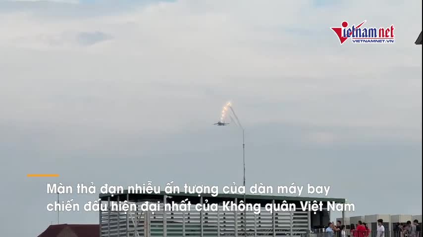 man-nhan-man-tiem-kich-su-30mk2-tha-bay-nhiet-ruc-sang-tren-bau-troi-thu-do-1-1756525786.mp4