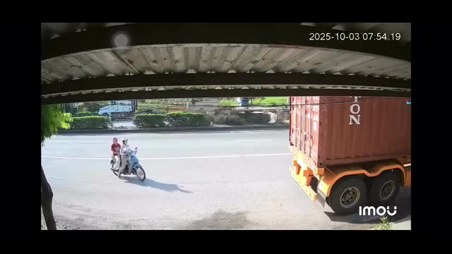 may-man-la-co-gai-dieu-khien-xe-may-da-duoc-keo-ra-ngoai-kip-thoi-video-ctv-1759475660.mp4
