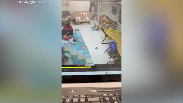 me-bat-khoc-khi-thay-buoc-di-dau-tien-cua-con-qua-camera-1739238661.mp4