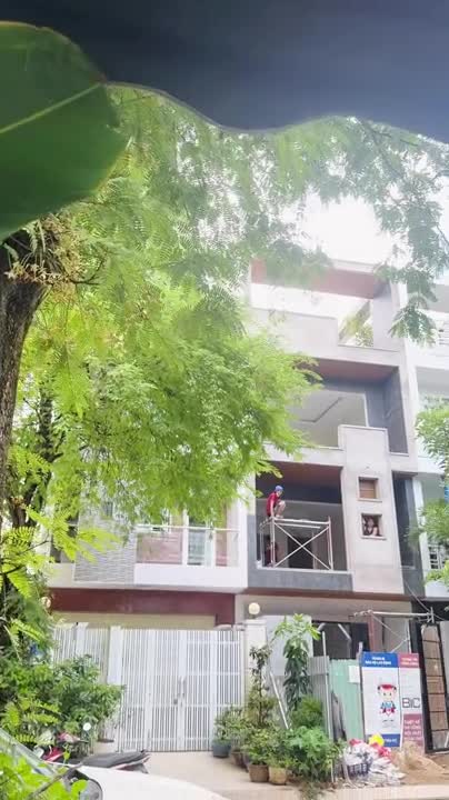 me-don-than-duoc-nam-nghe-si-hon-37-tuoi-xay-tang-nha-pho-4-tang-1782701546.mp4