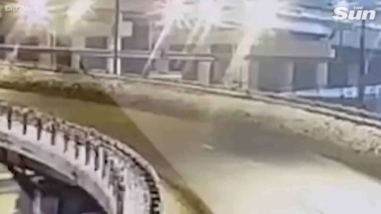 mercedes-bat-ngo-lao-khoi-cau-vuot-toan-bo-nguoi-tren-xe-thiet-mang-1770858307.mp4