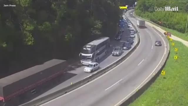 moment-ethanol-tanker-overturns-on-a-busy-highway-and-erupts-into-flames-setting-25-vehicles-on-fire-as-motorists-abandon-their-cars-and-flee-on-foot-daily-mail-1744171201.mp4