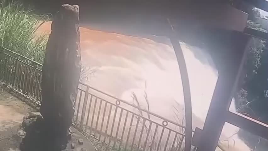 mot-phu-nu-nghi-bi-nuoc-cuon-troi-xuong-thac-voi-bao-tien-phong-1760531662.mp4