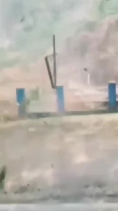 mua-lon-gay-sat-lo-kinh-hoang-dat-da-do-ap-xuong-2-me-con-thiet-mang-thuong-tam-1764251690.mp4