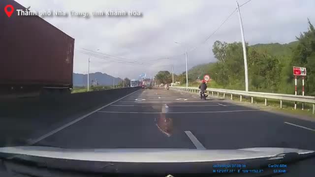 nam-doi-tuong-di-xe-sh-thong-chot-canh-sat-giao-thong-video-nguoi-dan-cung-cap-1743777713.mp4