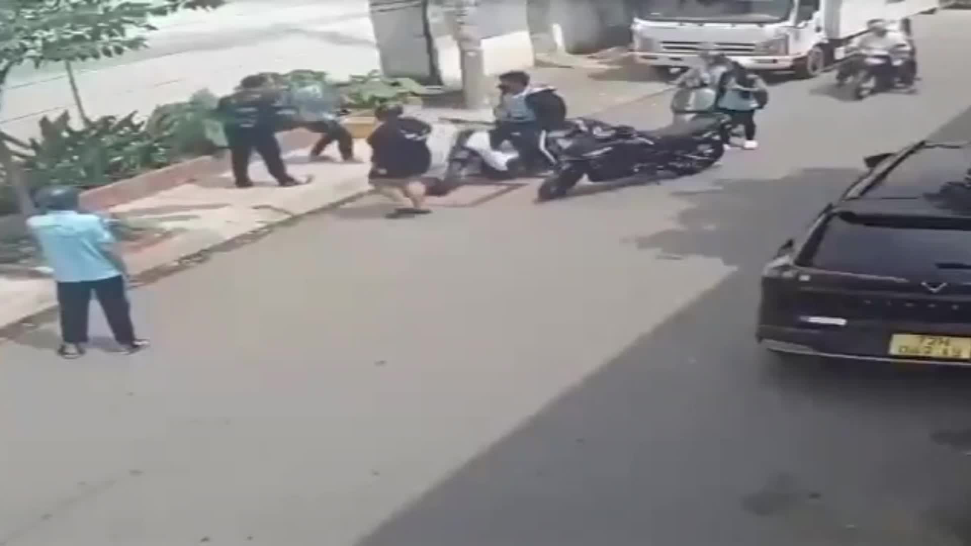 nam-thanh-nien-danh-toi-tap-2-hoc-sinh-giua-duong-de-dan-mat-1761555856.mp4