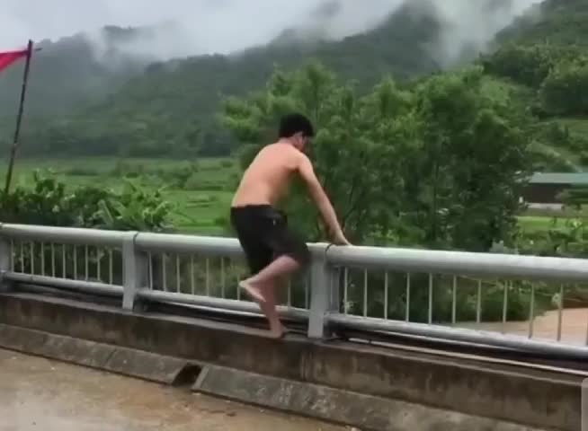 nam-thanh-nien-nhay-cau-suoi-xim-giua-dong-nuoc-lu-chay-xiet-tai-thanh-hoa-1756213879.mp4