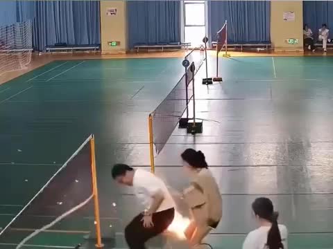 nga-khi-choi-cau-long-nguoi-dan-ong-bi-bong-do-2-khi-dien-thoai-boc-chay-1793163491.mp4