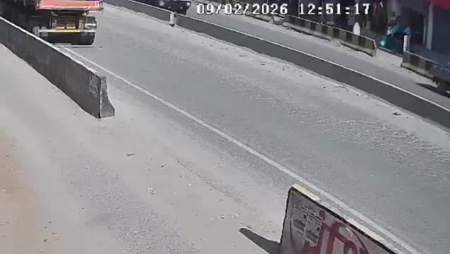 nga-ra-duong-sau-cu-phanh-gap-nguoi-di-xe-may-bi-xe-tai-can-thiet-mang-1770714142.mp4