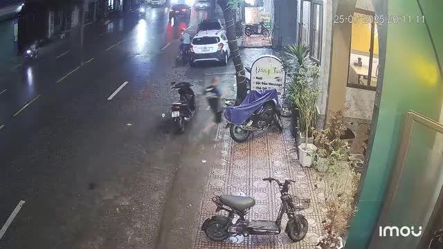 ngay-khi-phat-hien-doi-tuong-co-y-dinh-trom-xe-anh-hoa-ngay-lap-tuc-tiep-can-khong-che-ten-trom-video-nguyen-huong-hong-hanh-bien-dung-cam-tien-1753710285.mp4