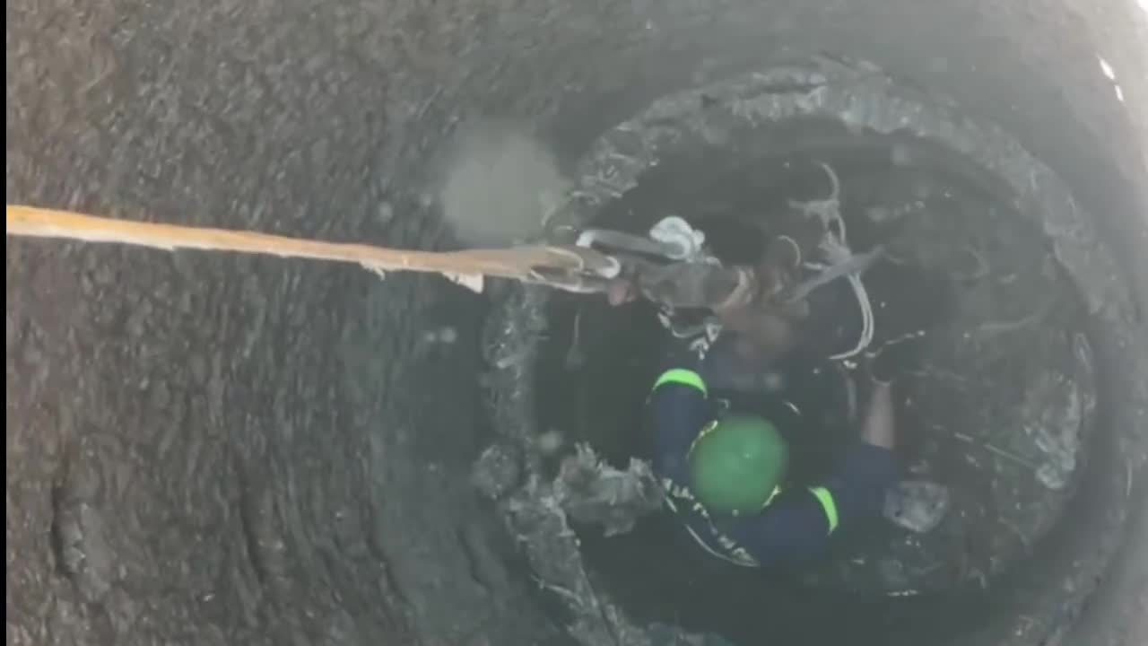 nghet-tho-giai-cuu-be-trai-roi-xuong-gieng-sau-hun-hut-o-dak-lak-bao-dien-tu-tien-phong-1773788147.mp4